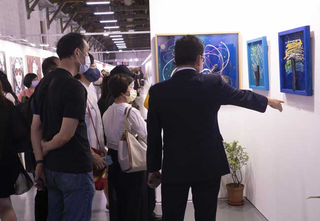 由四位台灣藝術家組成的藝術團體－瑪馨玲月，今年除了有新系列抽象作品－《不滅生》系列，也預告將創作多件NFT加密藝術
